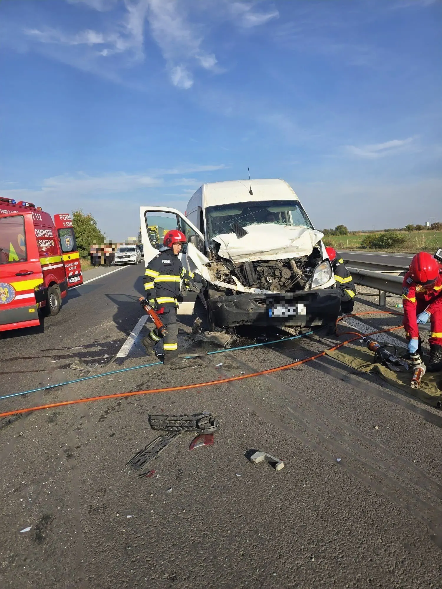 A1, km 29, Poenari: trei bărbați la spital după accident cu două autoutilitare și un autoturism