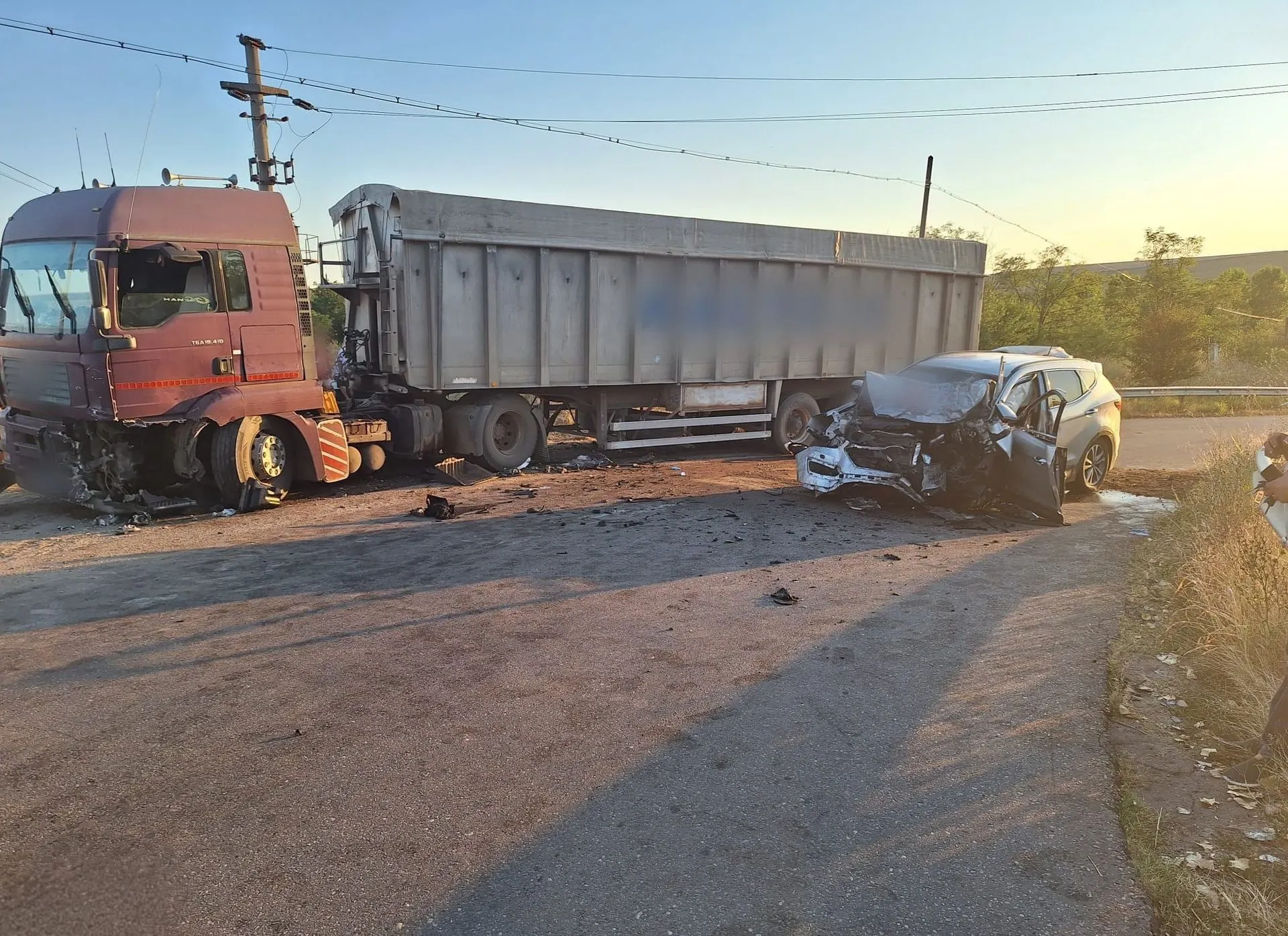 Accident pe DJ 504A, între Vieru și Gogoșari: șofer de 27 de ani, extras din autoturism și dus la spital