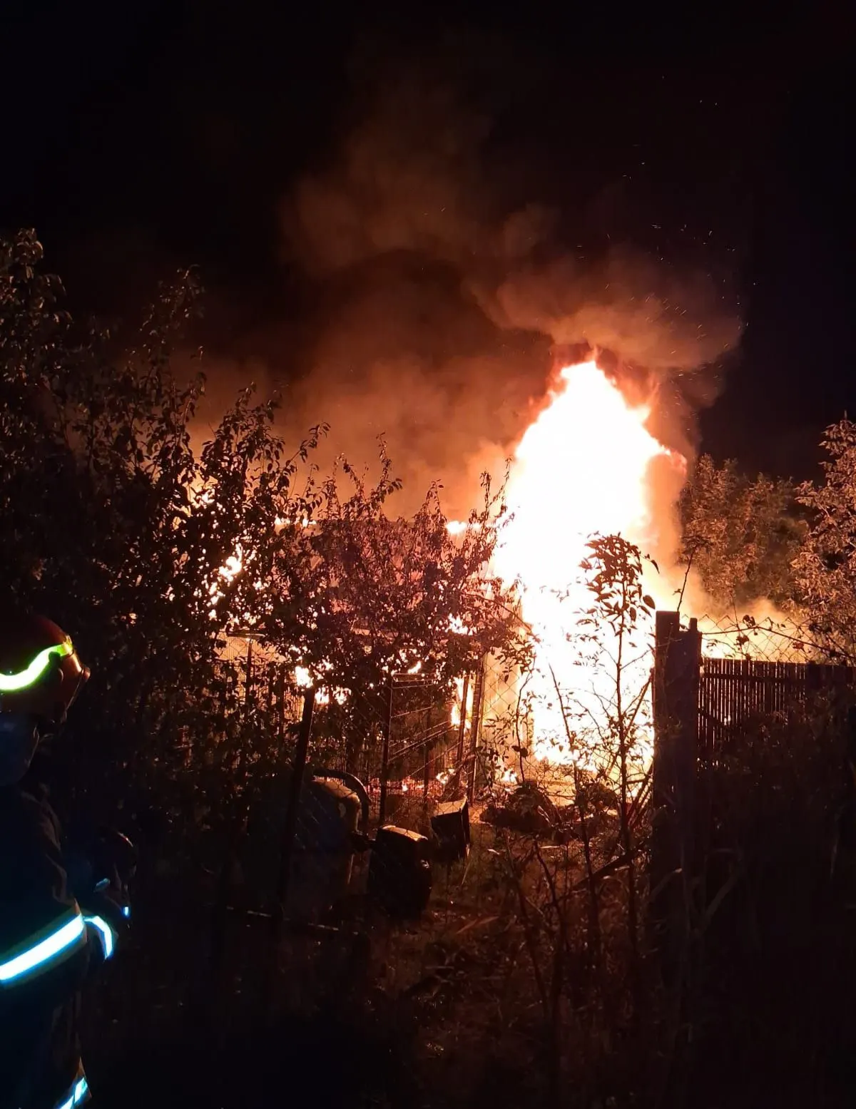 Budeni: incendiu nocturn la garaj cu utilaje și cereale; trei câini și zece purcei, salvați