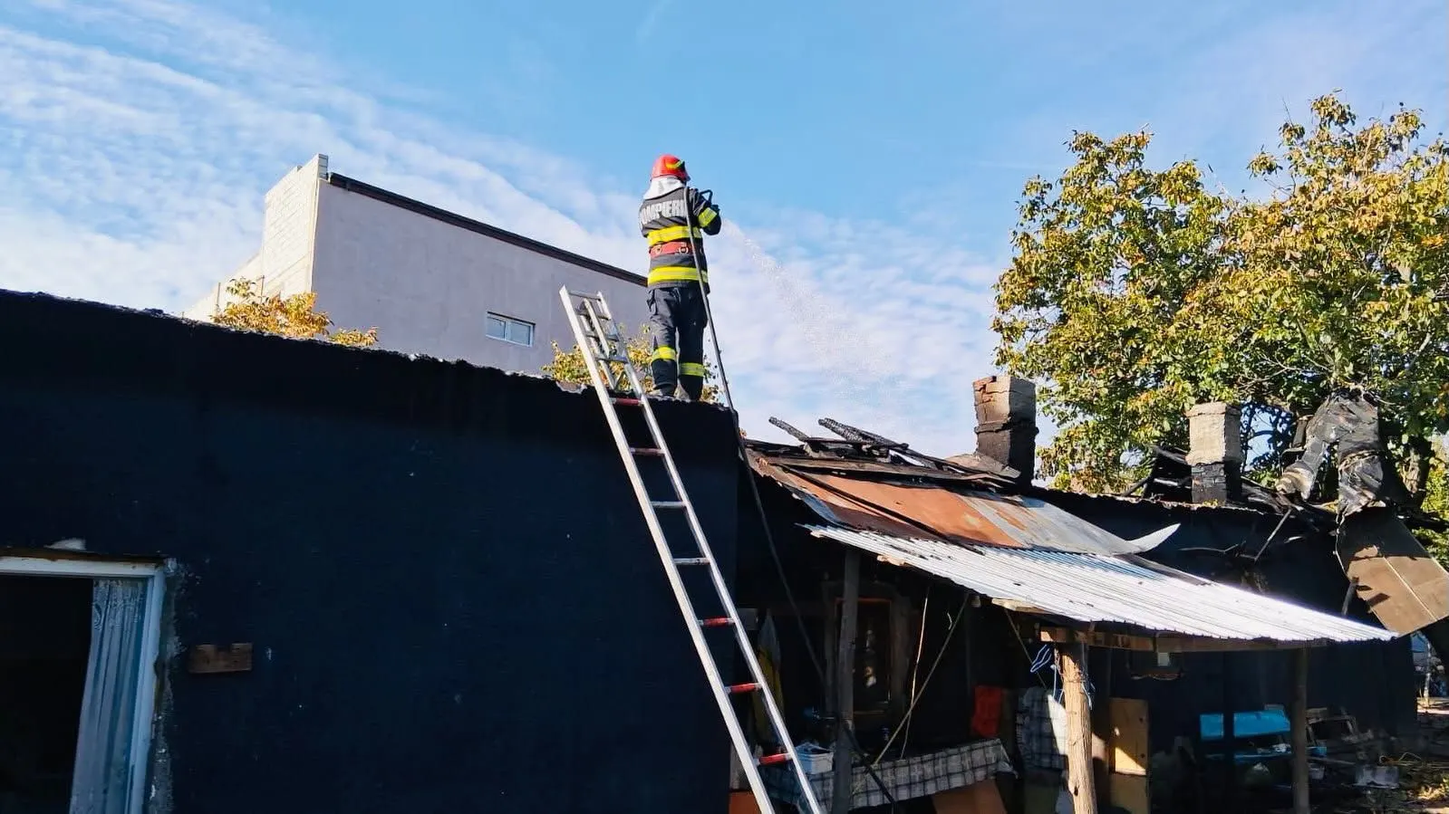 Cartojani: incendiu pe circa 150 mp într-o gospodărie; un bărbat de 26 de ani, la spital