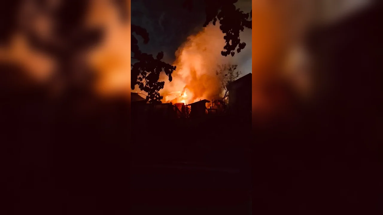 Incendiu violent la Cartojani, pe strada Bisericii: cinci autospeciale la intervenție