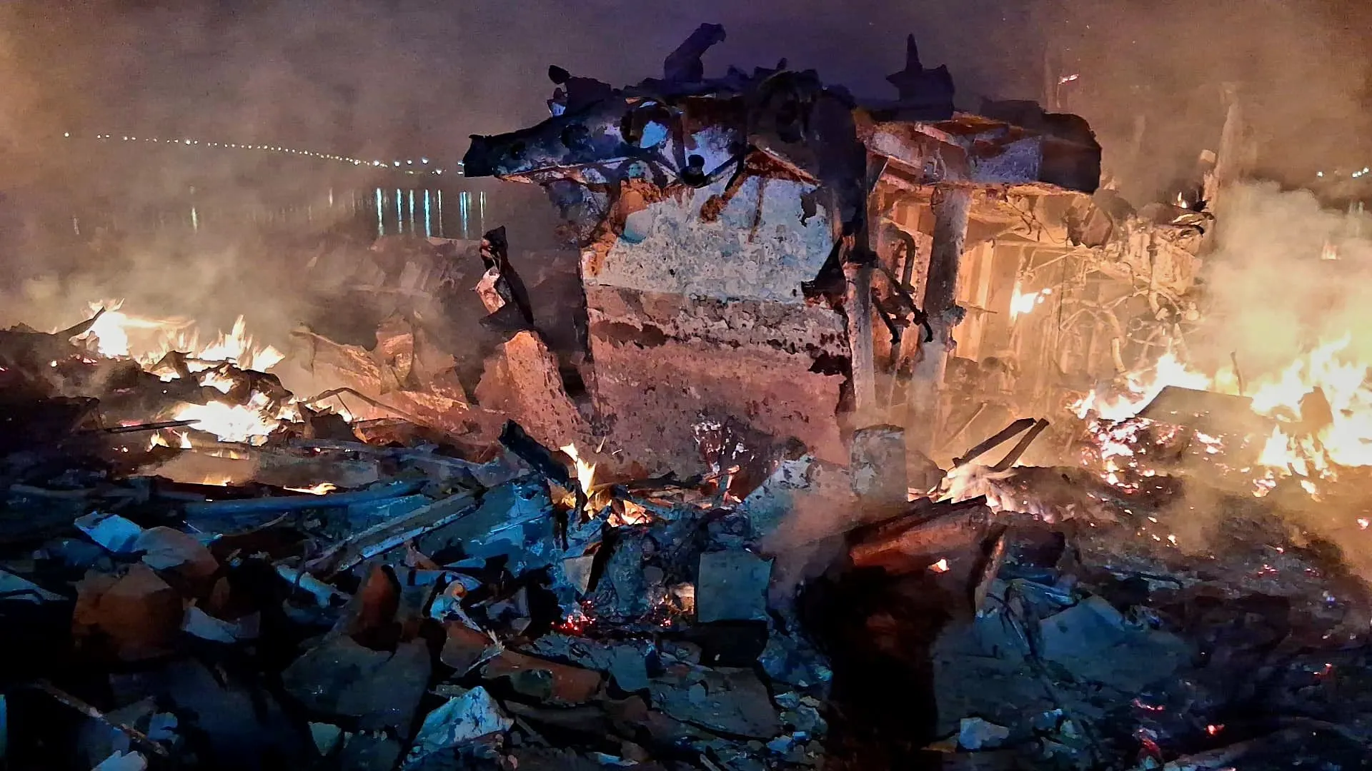 Malul Dunării: incendiu nocturn la o navă dezafectată, circa 400 mp