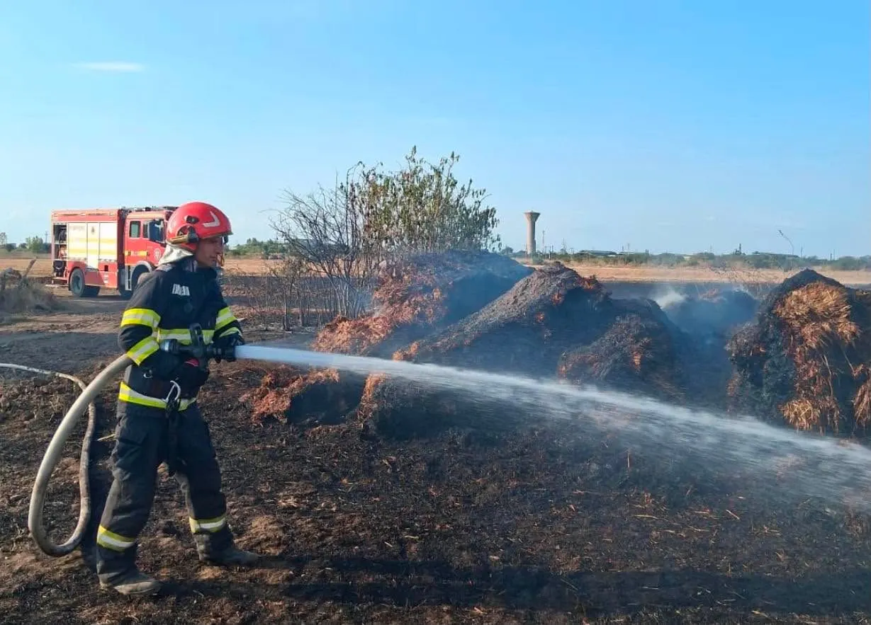 Valea Dragului: incendiu pe teren, în valul de focuri din județ
