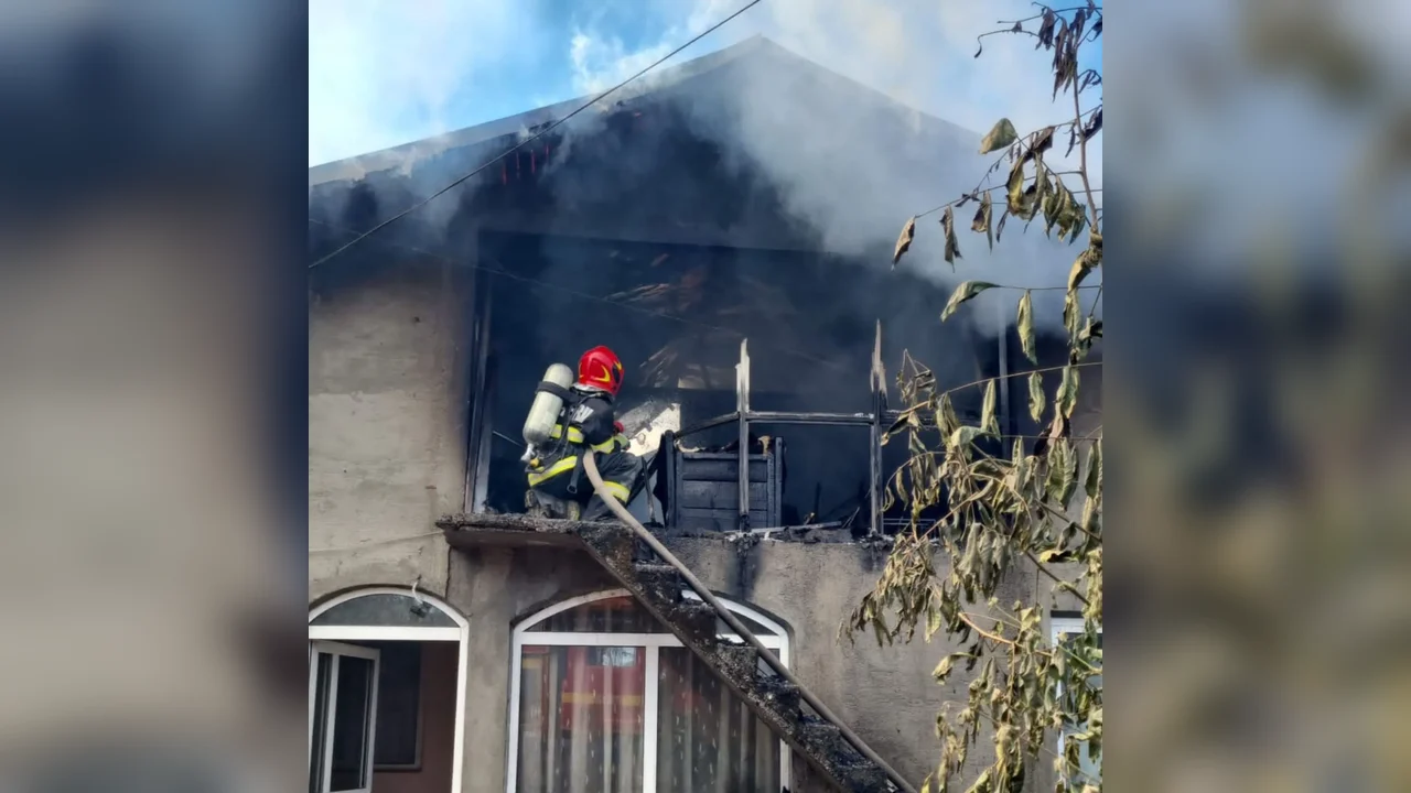 Incendiu violent într-o gospodărie din Drăgănescu: flăcările s-au extins la alte două proprietăți