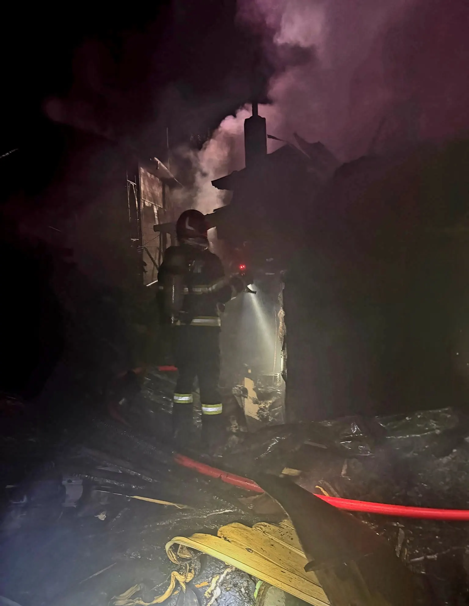 Malu Spart: incendiu violent pe două gospodării, doi răniți cu arsuri
