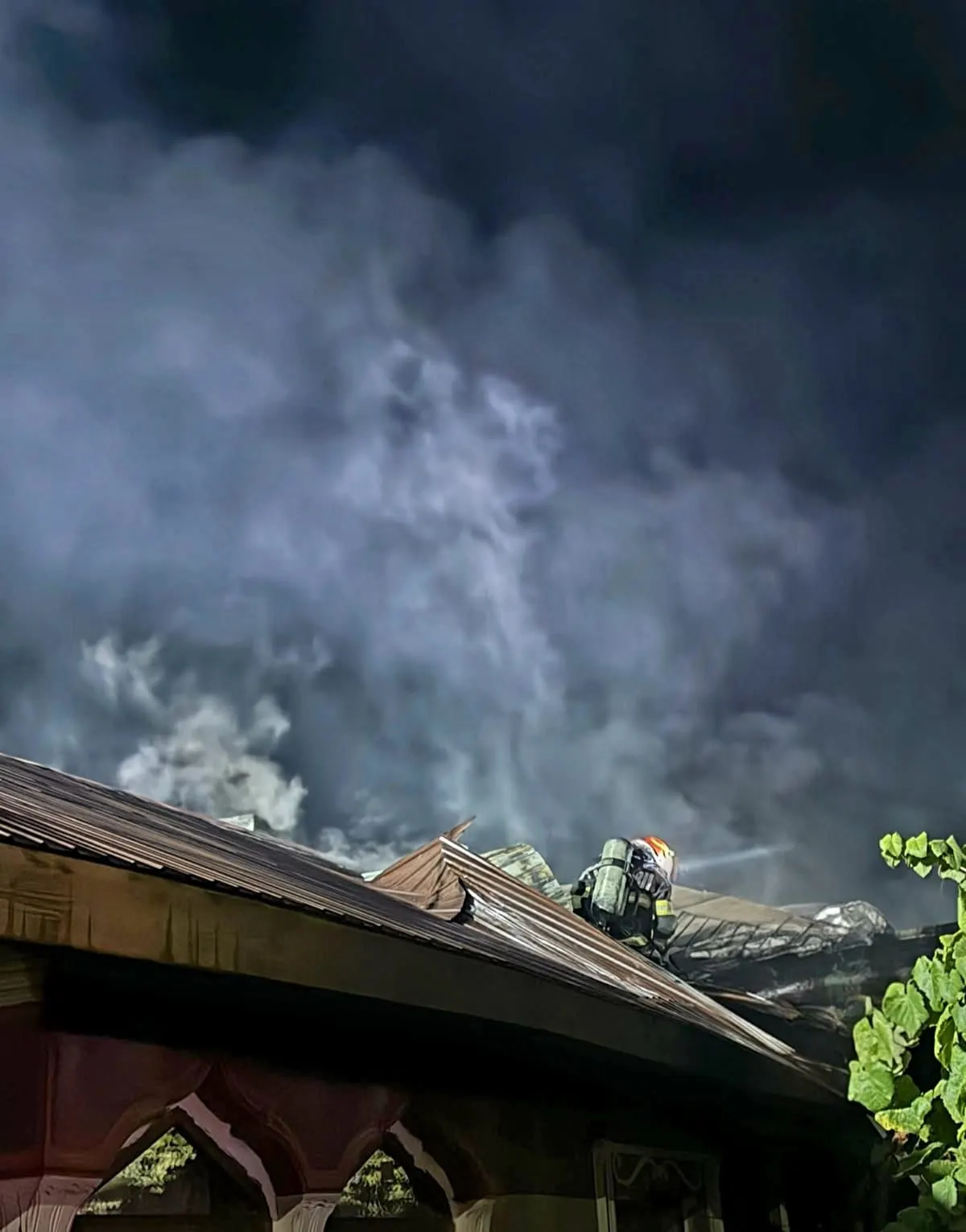 Mihăilești: incendiu pe 150 mp, acoperiș și patru camere arse