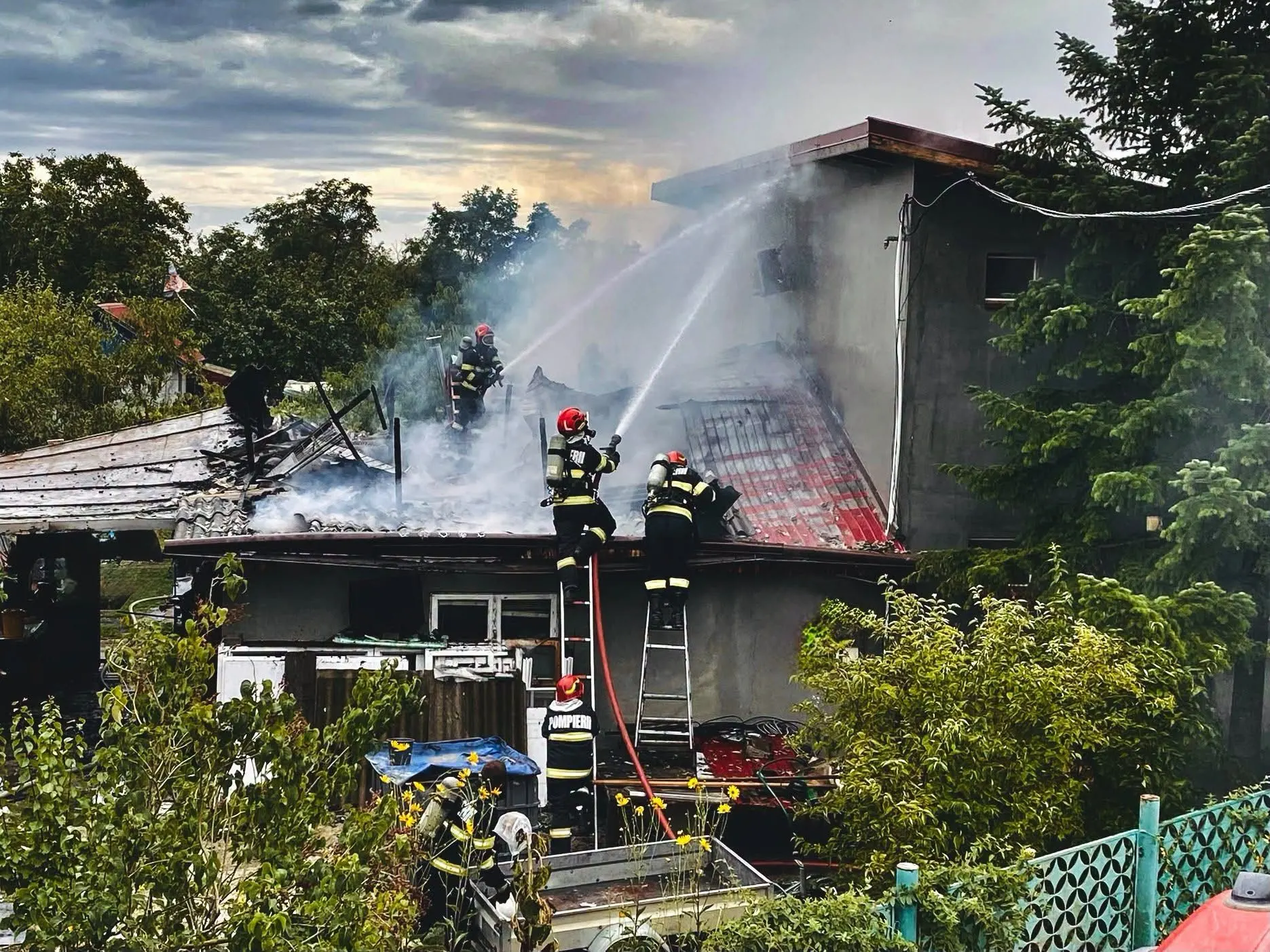 Naipu: incendiu la gospodărie, de la arzător pe butelie, două case afectate