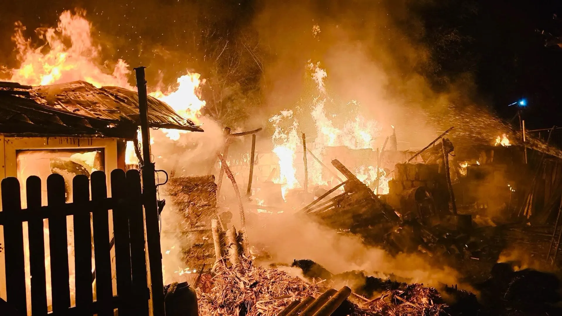 Neajlovu: incendiu la adăpostul animalelor, extins la casă; nouă iepuri și circa 50 de păsări, moarte
