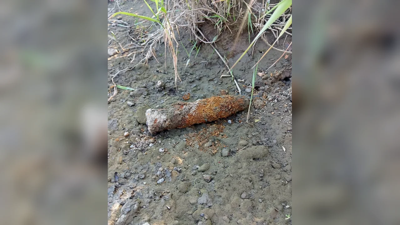 Proiectil de 57 mm descoperit la Isvoarele, pe malul Argeșului