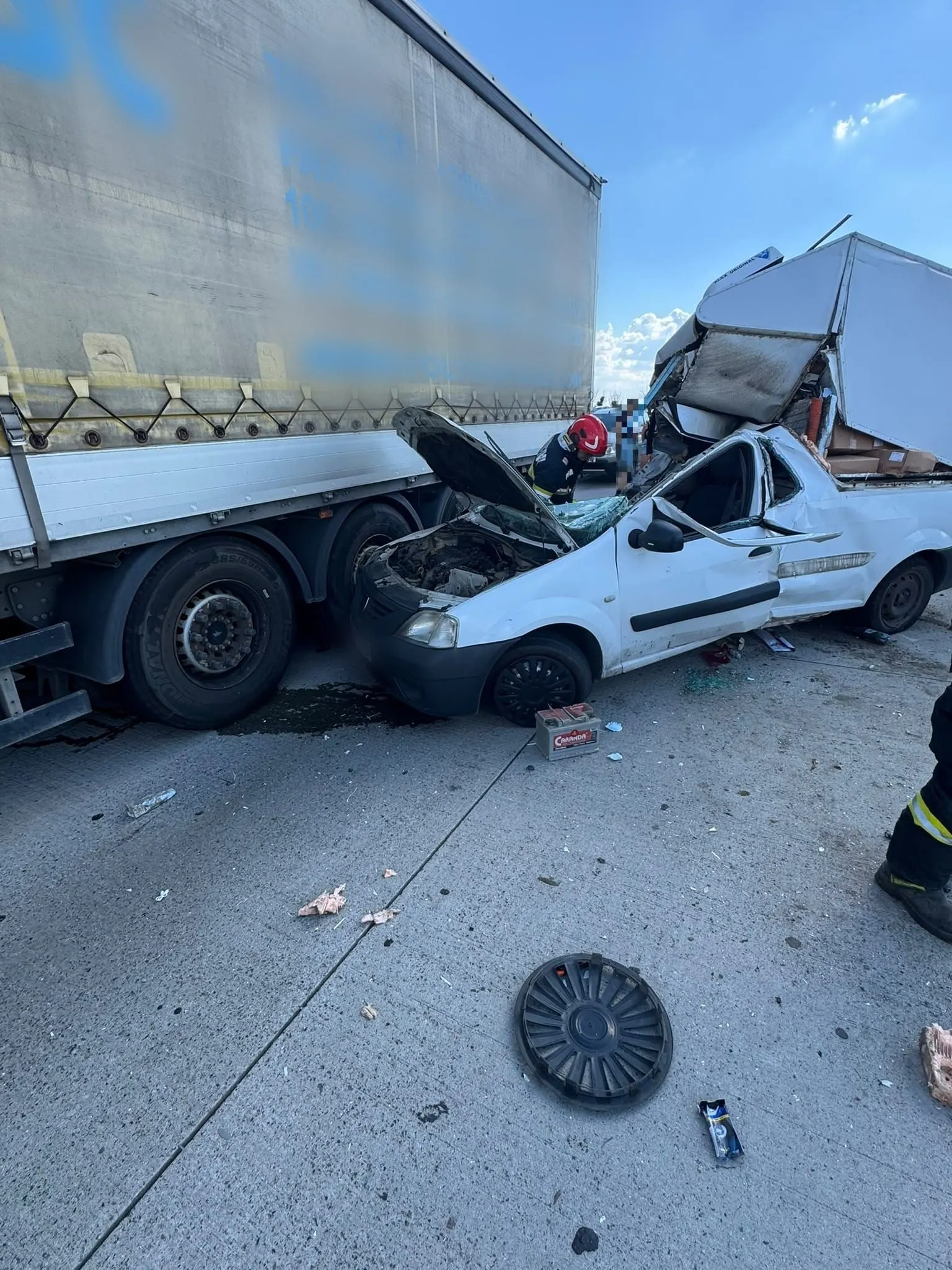 Accident pe DN5D la Remuș: autotren cu hârtie și pick-up, șofer de 37 de ani la spital