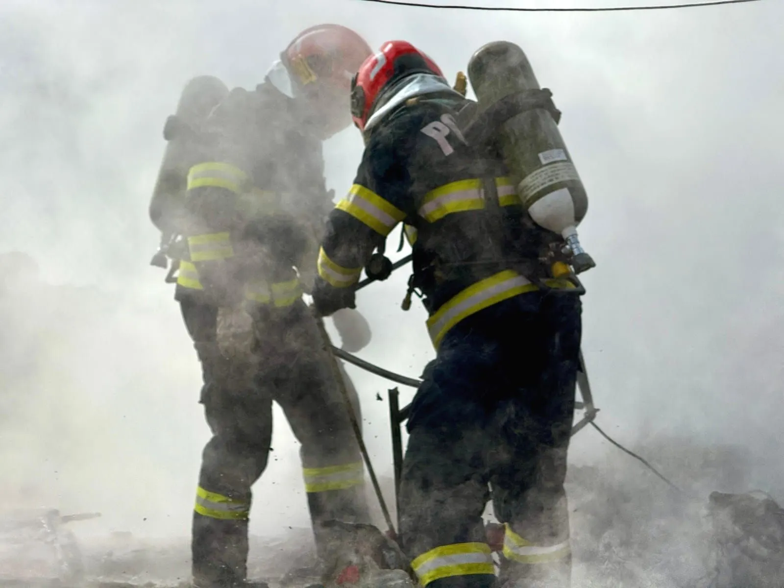 Valea Dragului: incendiu pe ~100 mp, o butelie a explodat înainte de pompieri